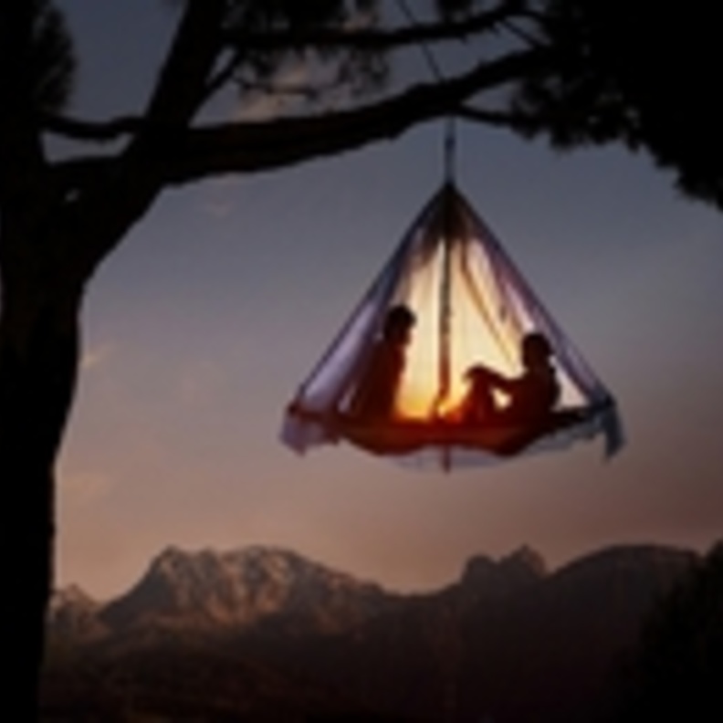 منتجع فريد زبائنه ينامون في خيم معلقة على الأشجار