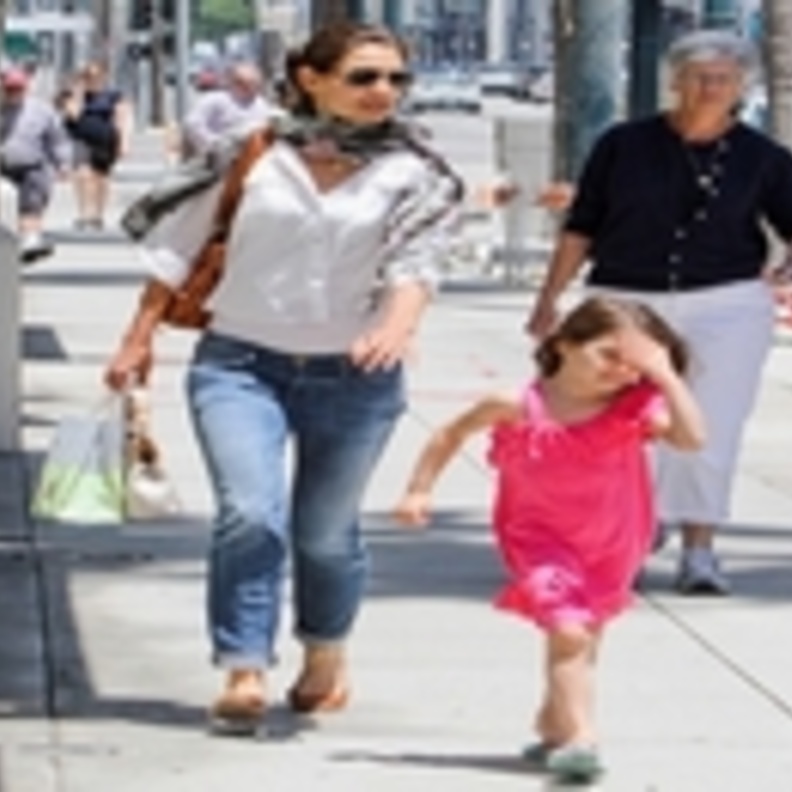 سوري كروز ملكة أناقة أطفال المشاهير