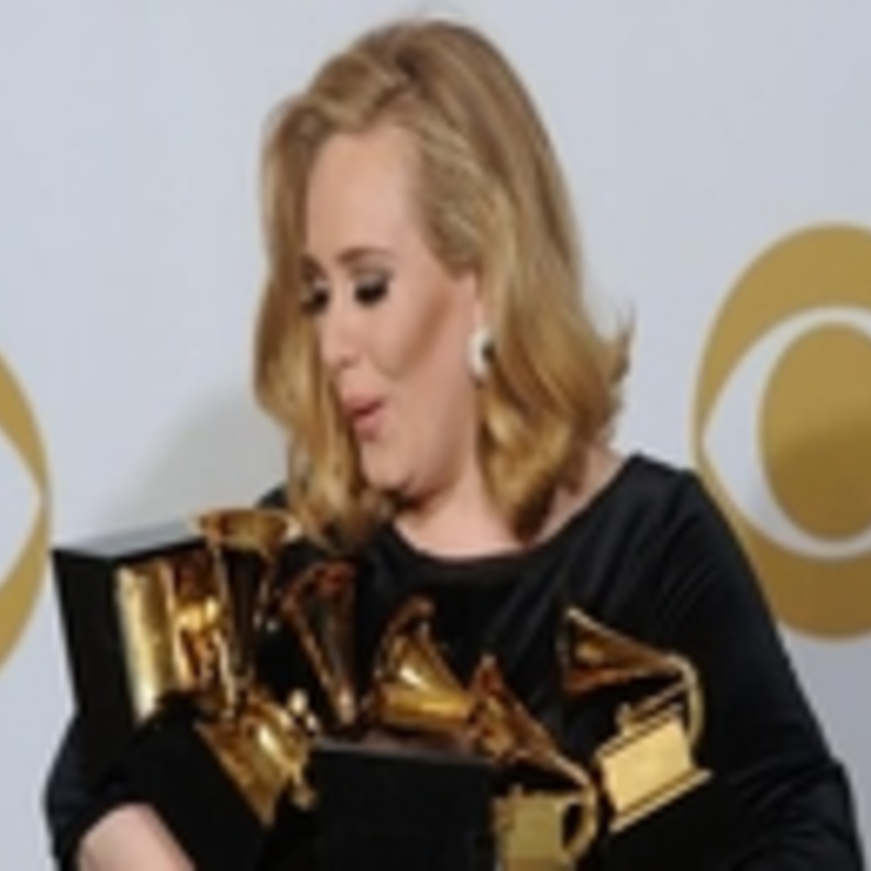 أديل تتألق في حفل توزيع جوائز غرامي