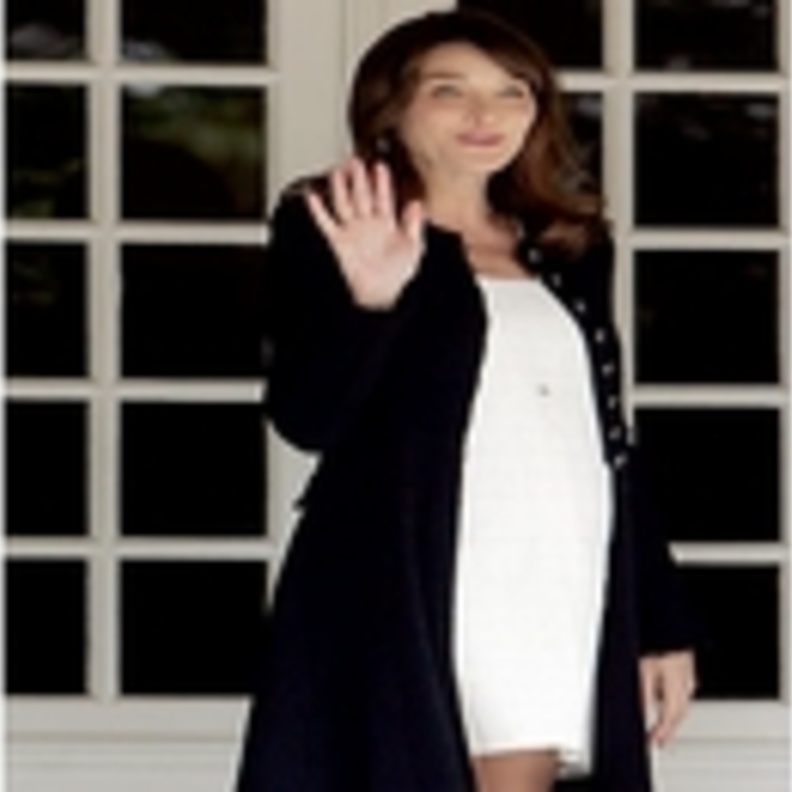 دمية كارلا بروني تغزو متاجر أوروبا