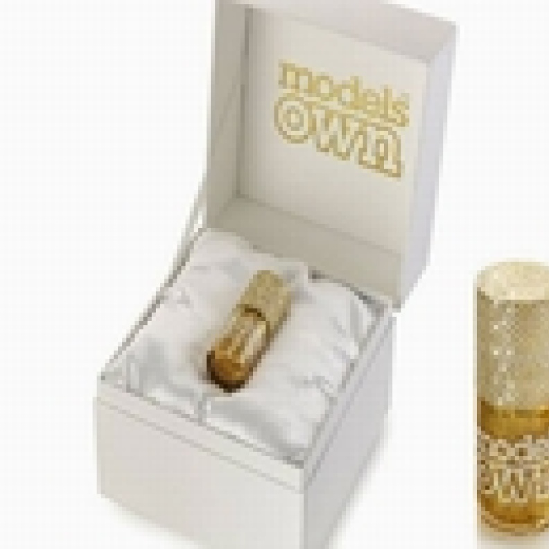 قمة الرفاهية: طلاء اظافر من الذهب والماس!