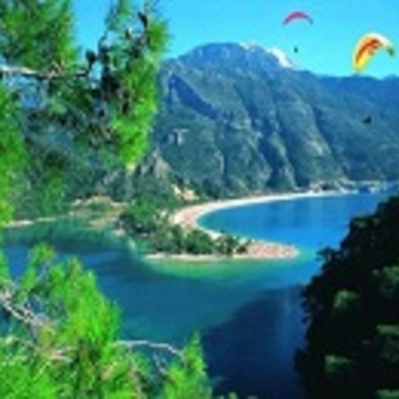 زحمة سواح على الساحل التركوازي التركي 