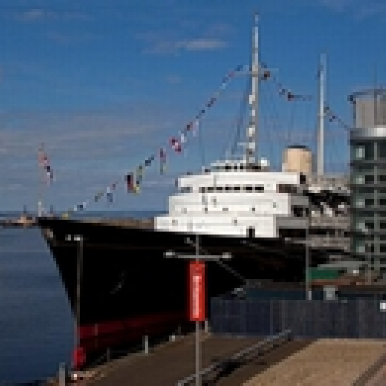 الملكة إليزابيث تحصل على يخت هدية في اليوبيل الماسي