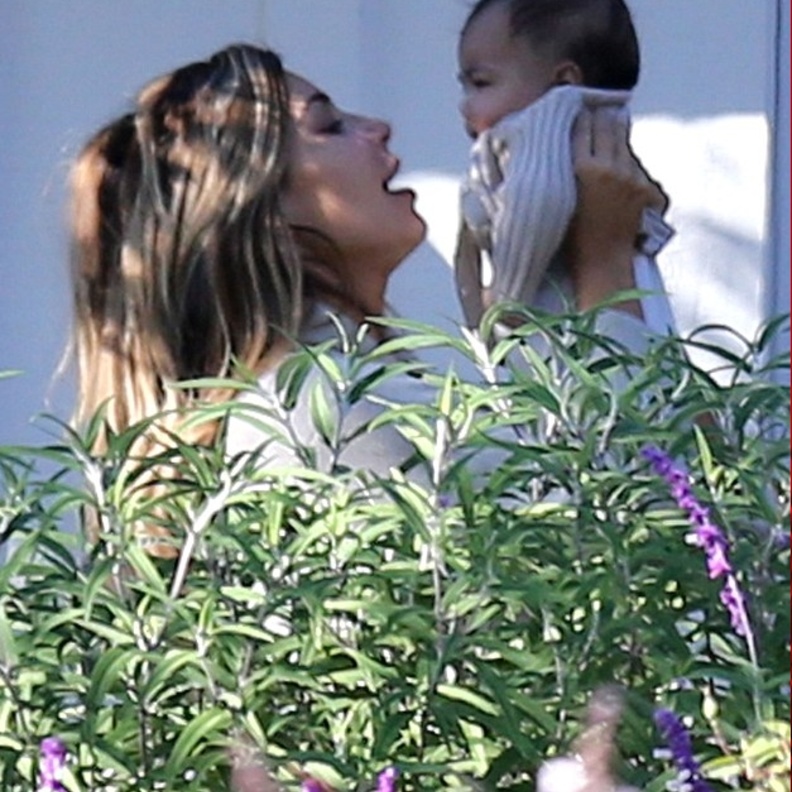 بالصور: كيم تقضي عطلتها مع ابنتها في سانتا باربارا