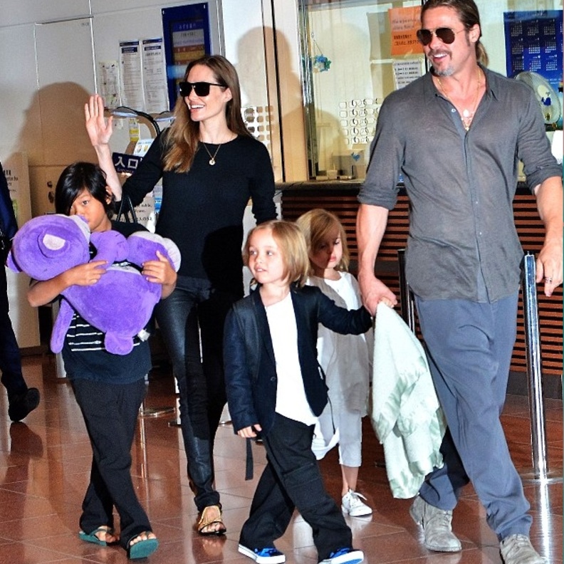 بالصور: آنجلينا وبراد يتسوقان للكريسماس