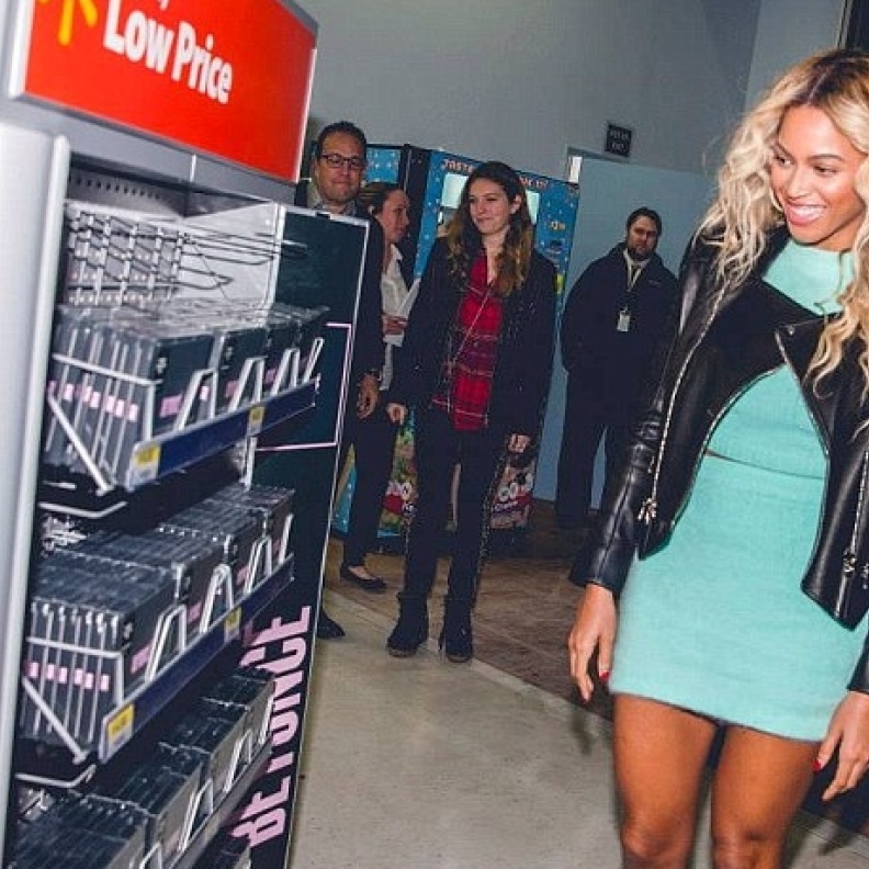 بالصور: بيونسيه تفاجئ المتسوقين في وول مارت 