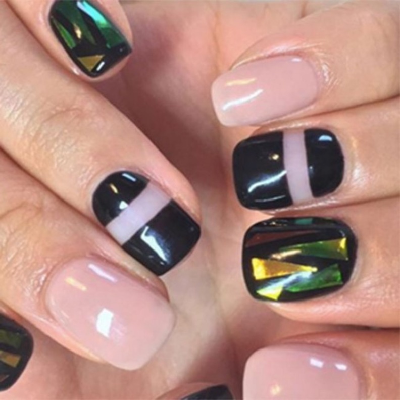 امزجي بين طلاء الأظافر العادي والأظافر الزجاجية