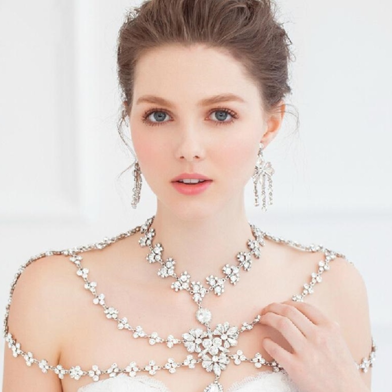 "قلادات الكتف" لفخامة ملوكية مطلقة..