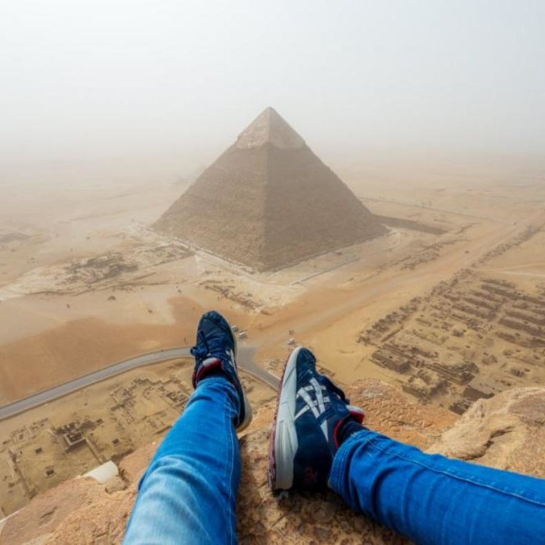 شاب ألماني يخالف الفراعنة ويتسلق الهرم الأكبر!
