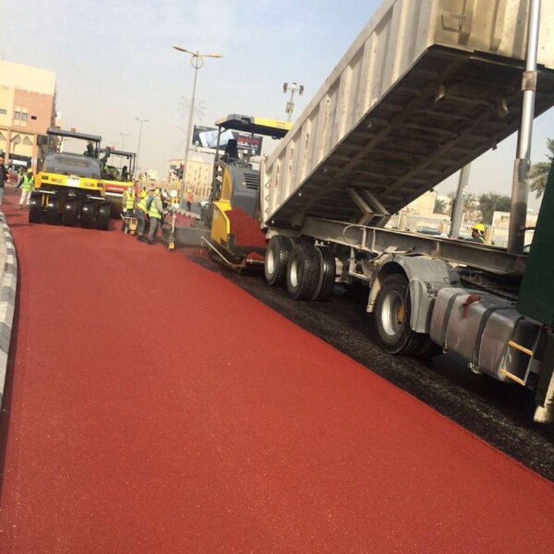 من اعمال سفلتة الطريق باللون الاحمر