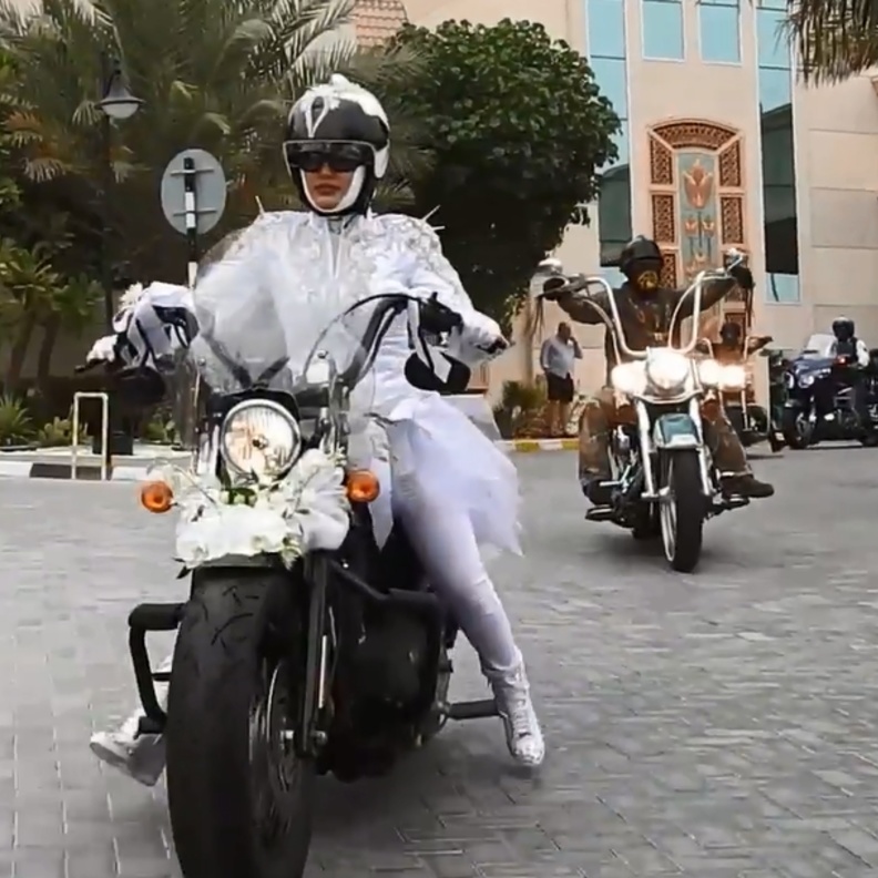 العروس على الدراجة