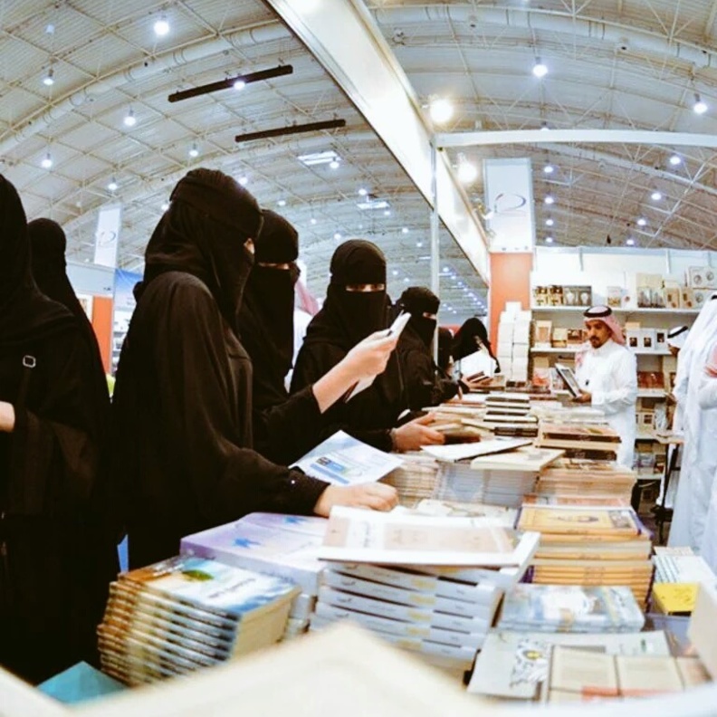 السعوديات يشاركن في معرض الرياض للكتاب