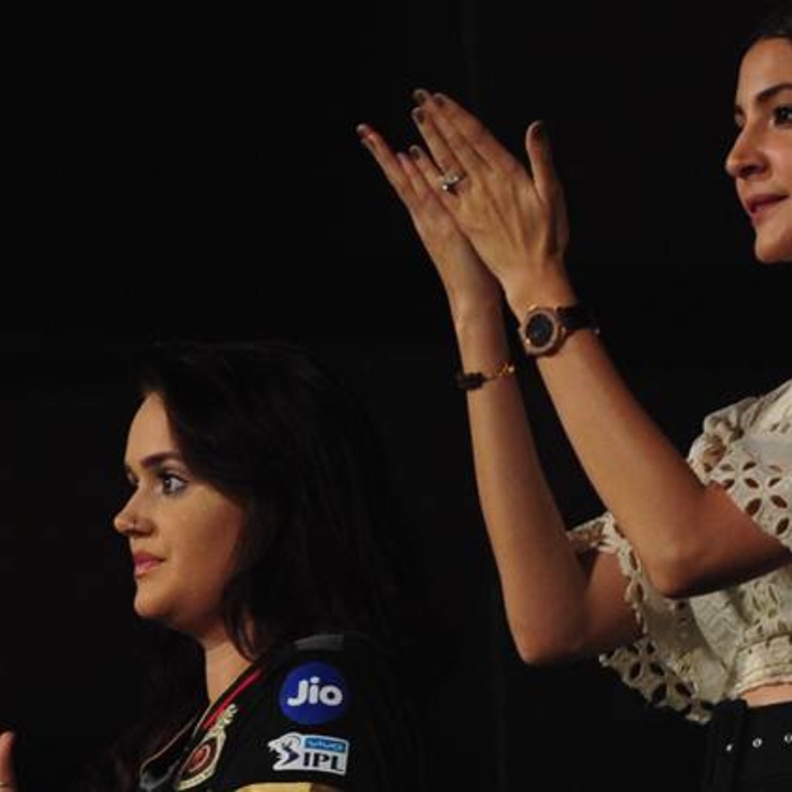 أنوشكا شارما تشجيع زوجها في مباراته الجديدة من المدرجات