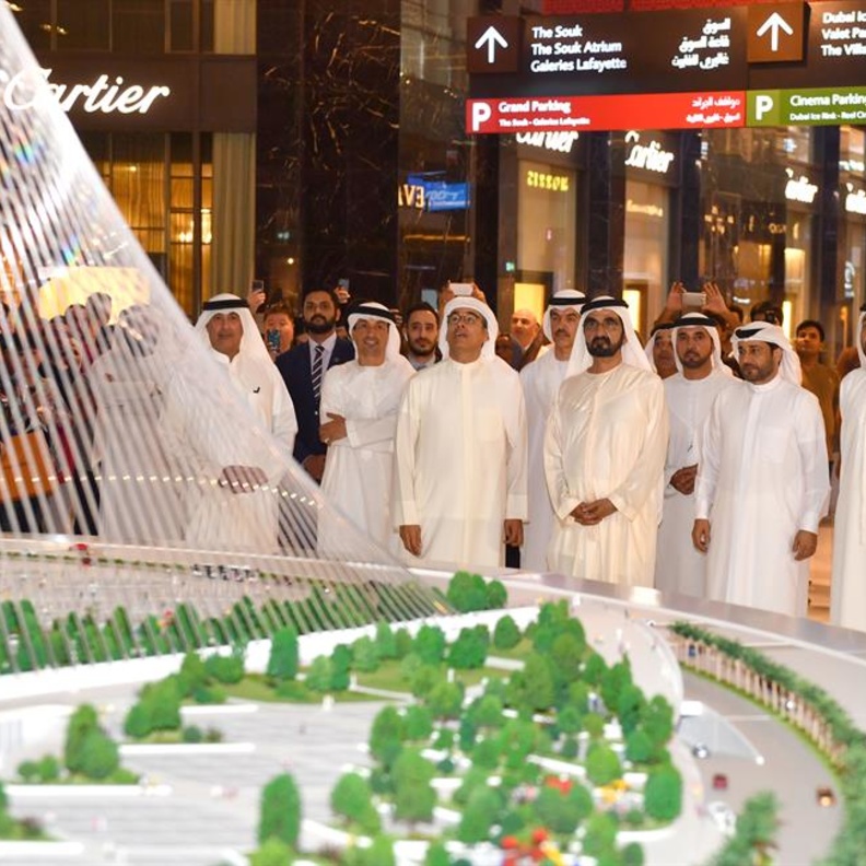 أزاح الشيخ محمد بن راشد يوم أمس الستار عن المجسم الضخم لبرج خور دبي؛