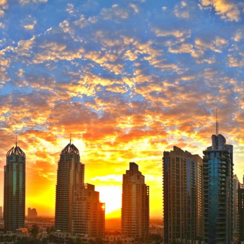 طقس الإمارات اليوم صحو إلى غائم جزئيا ..