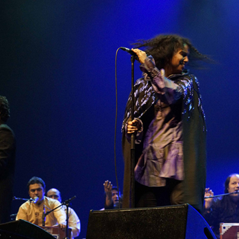 العرض الفني العالمي الأول "كوين بيتوين" .. في ساحة العروض الشرقية في أبوظبي