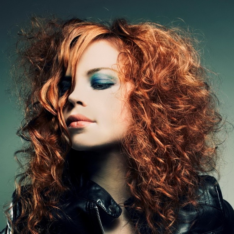 الشعر الأحمر أيضاً مناسب لسهراتك