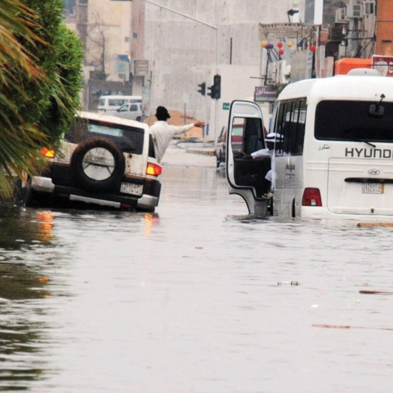 غرق الشوارع يحتم تعليق الدراسةحفاظا على سلامة الطلاب