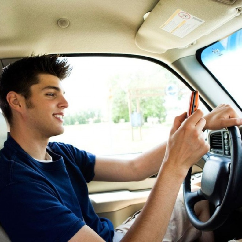 خطر قيادة المراهقين للسيارات