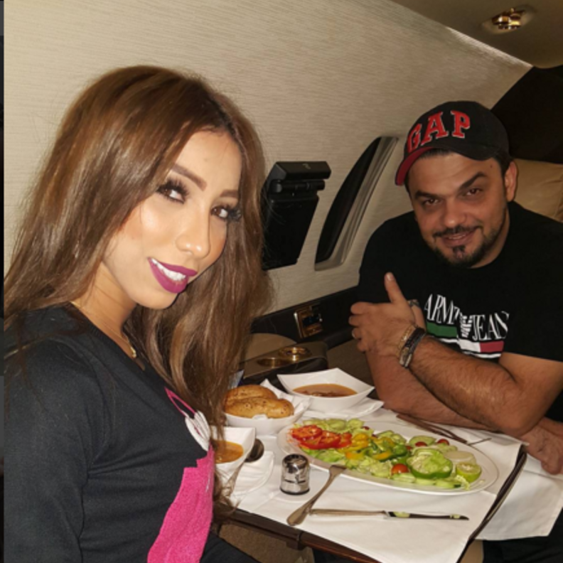 دنيا بطمة خلال تناولها العشاء مع زوجها