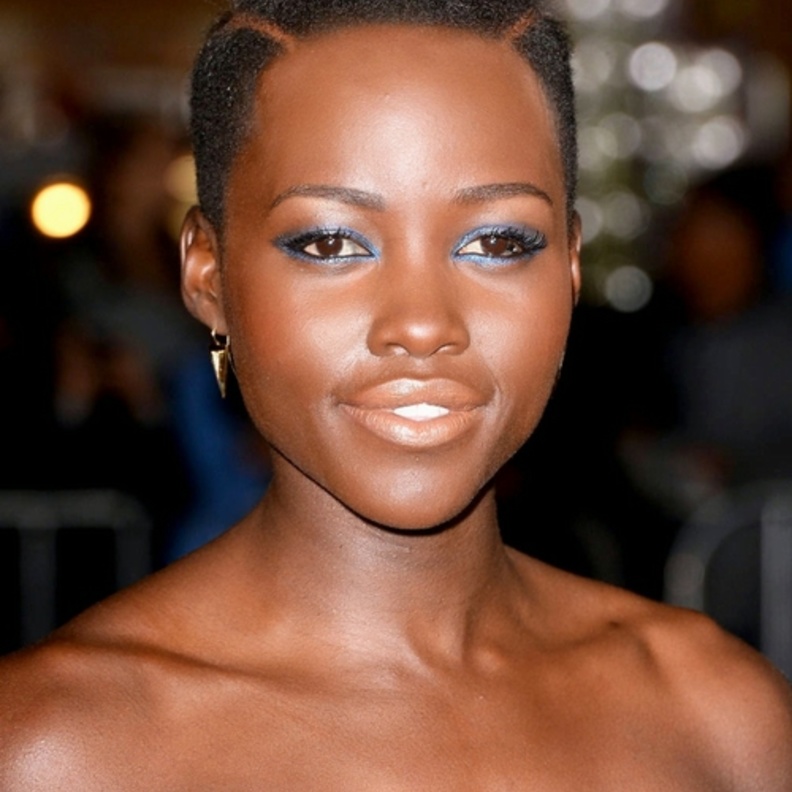 لوبيتا نيونجو تتحدث عن تجاهل رالف فاينس لها