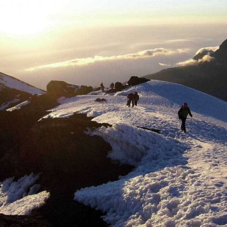 كيليمانجارو في تنزانيا تجذب هواة تسلق الجبال