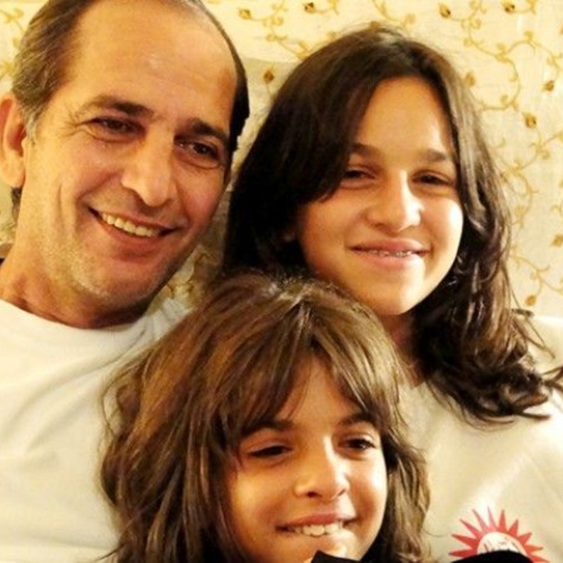 هشام مع ابنتيه