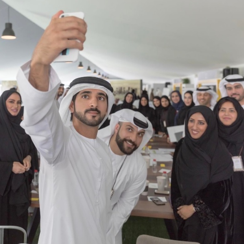 فزاع يلتقط سيلفي مع المشاركين في خلوة الخير 