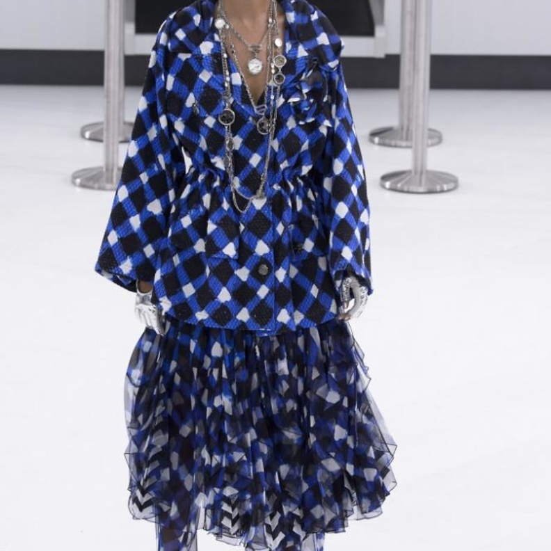 تصميم مميز من عرض شانيل لربيع وصيف 2016