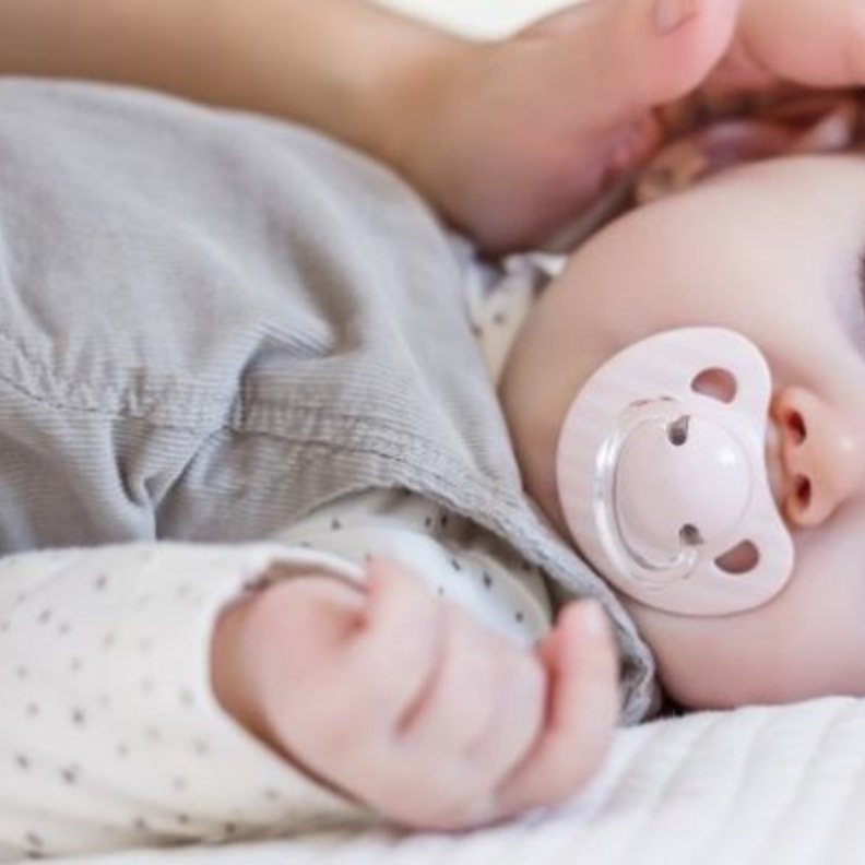 خبراء .. مصاصات الأطفال ترفع إحتمالات إصابتهم بالسرطان