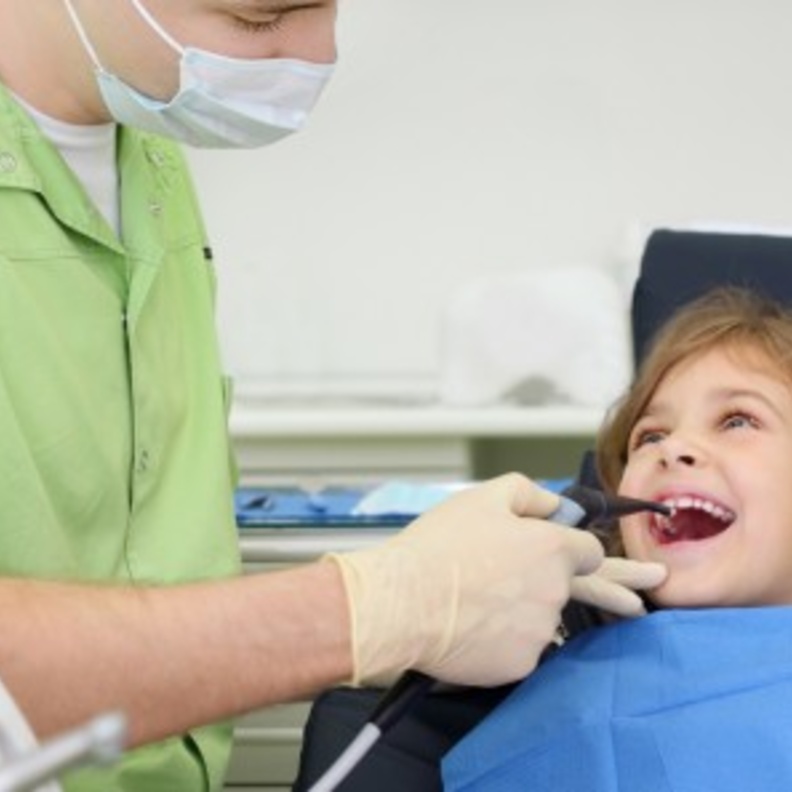 نجار آسيوي بالأحساء يعمل طبيب اسنان