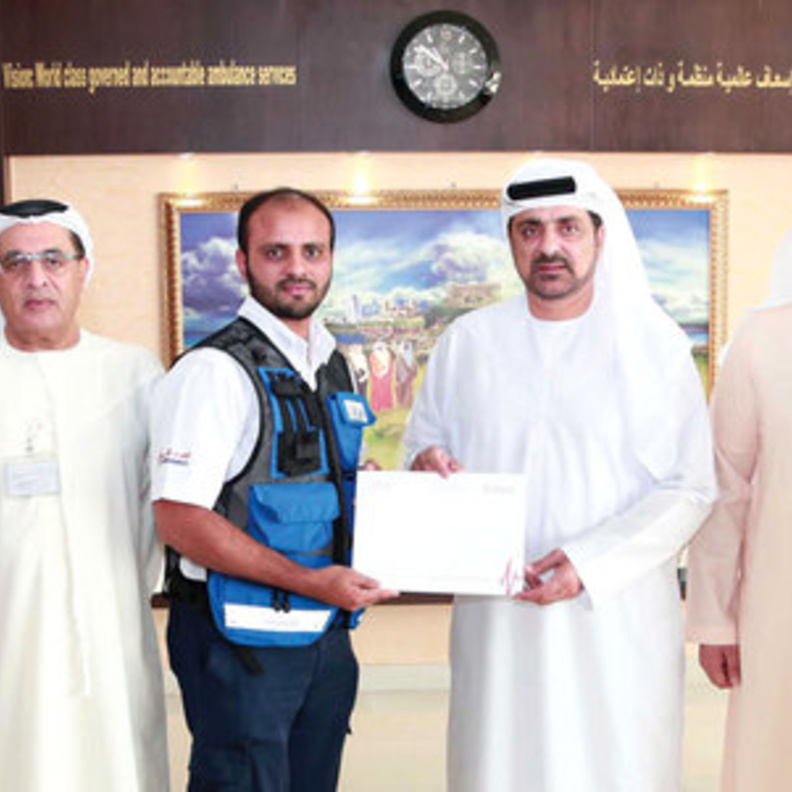 مسعف في دبي ينقذ رضيعا من الموت