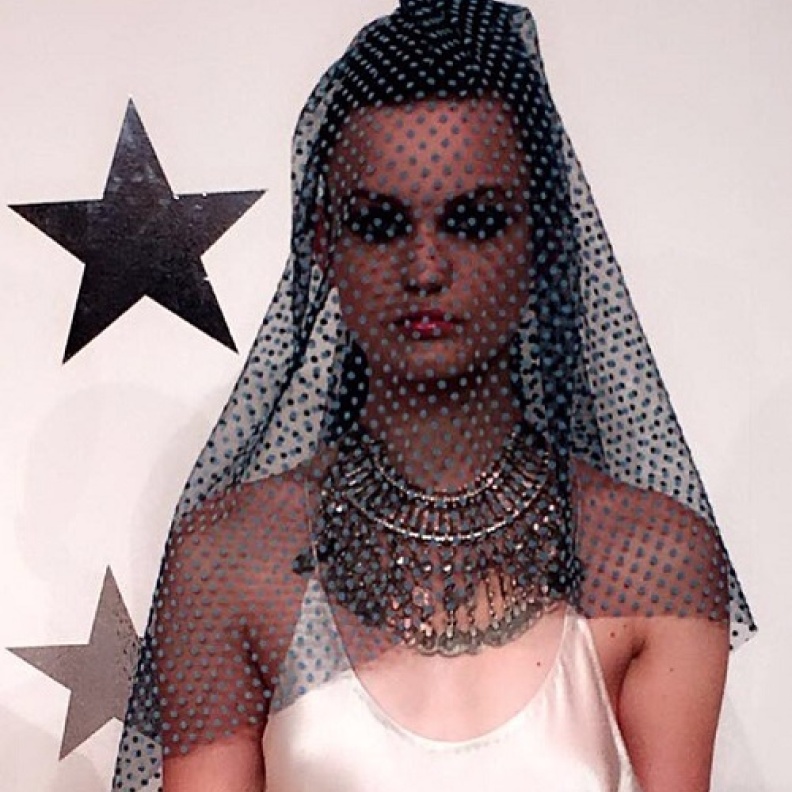 لوك ملفت من عرض مجموعة نسيبة حافظ خلال فعاليات فاشن فوروورد 