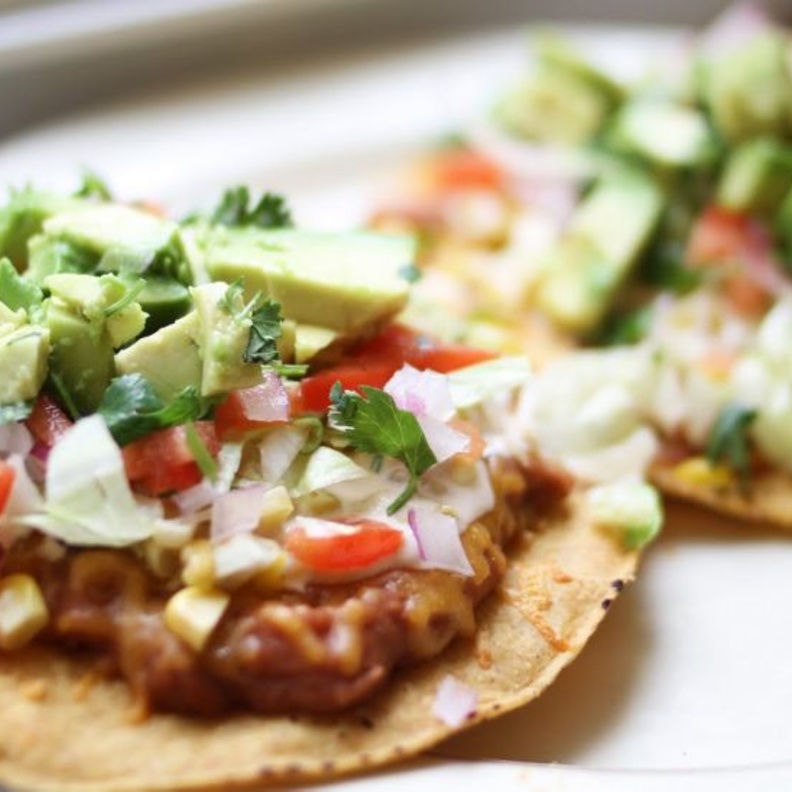 طبق التوستادا عبارة عن شرائح خبز التورتيللا المقلية في الزيت الغزير