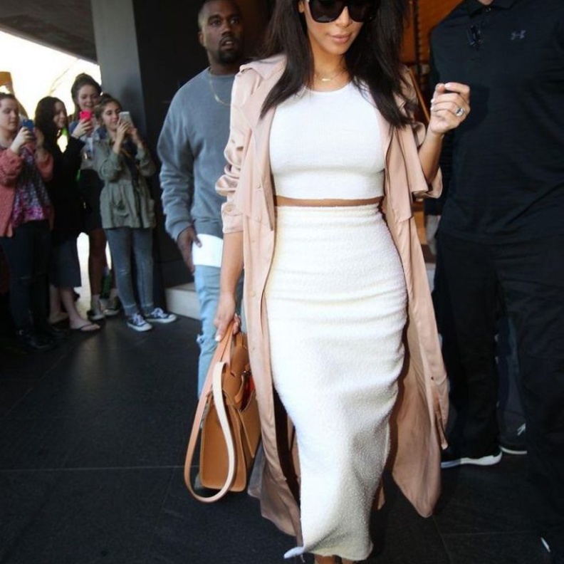 التنورة الطويلة مع القميص القصير