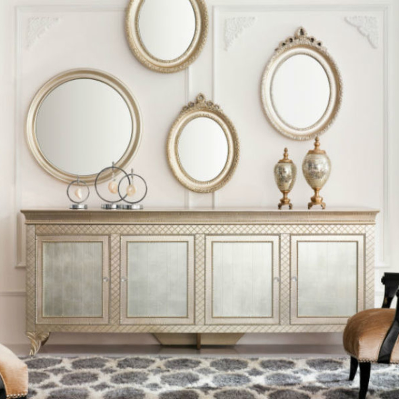 تعدد انواع المرايا تشكل لوحة على الجدار