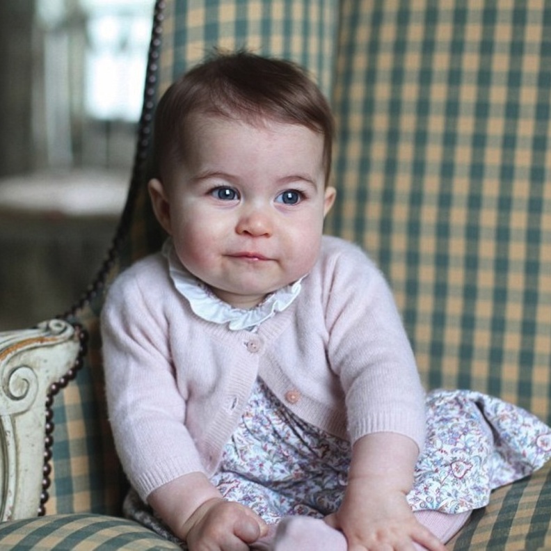 الأميرة تشارلوت في فستان مزين بالورود مع سترة زهرية ناعمة