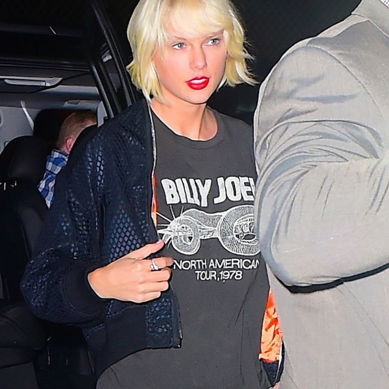 تايلور سويفت تختار صبغ الشفايف مع الشعر البلاتيني