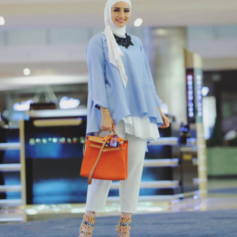 اطلالة ملفتة لدلال بصندل ملون وفريد بالكعب العالي