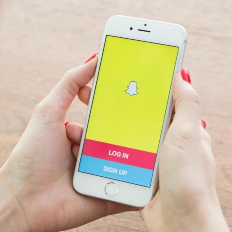 رجل يطلق زوجته في مطعم بسبب تصوير الطعام على سناب شات