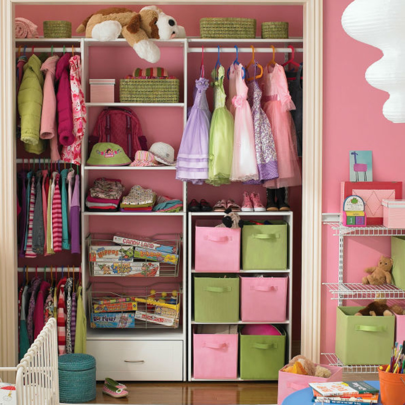 للفاشينيستات الصغيرات خزائنهن الملونة المرتبة