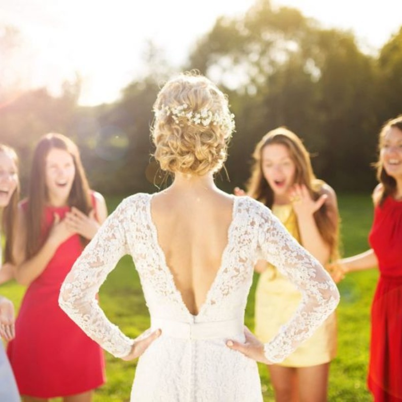 يجب ان تختلف علاقات العروس بصديقاتها بعد الزواج