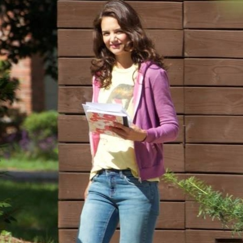 كيتي هولمز بإطلالة كاجوال و ناعمة أثناء تصوير فيلم Coup D'etat في سافانا