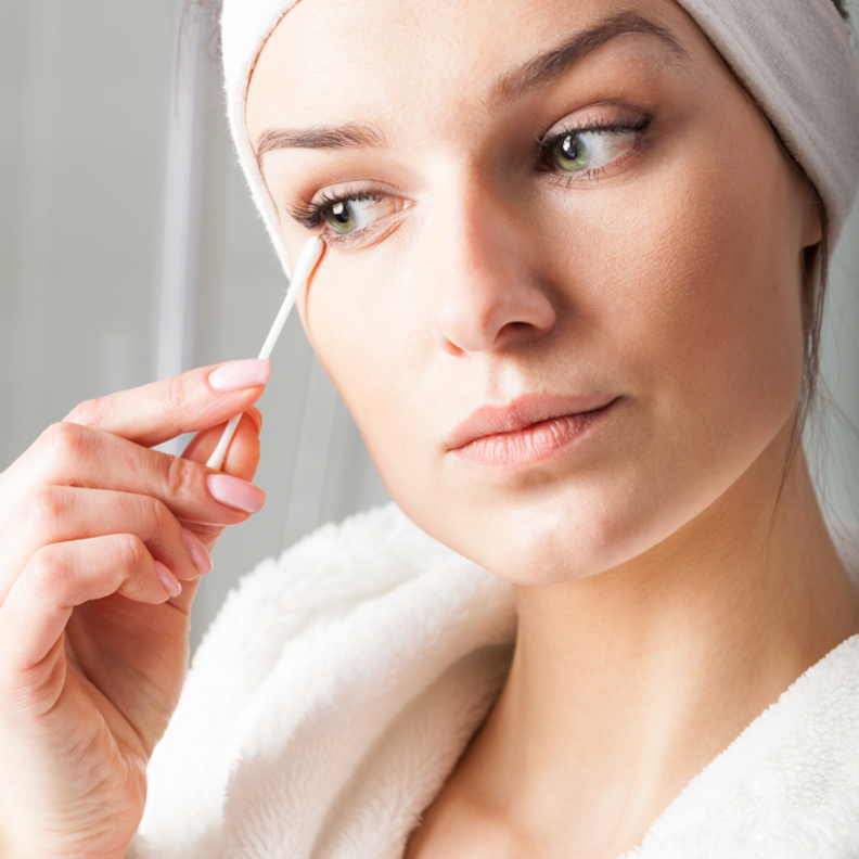 استعملي أعواد القطن لتنظيف الآي لاينر 