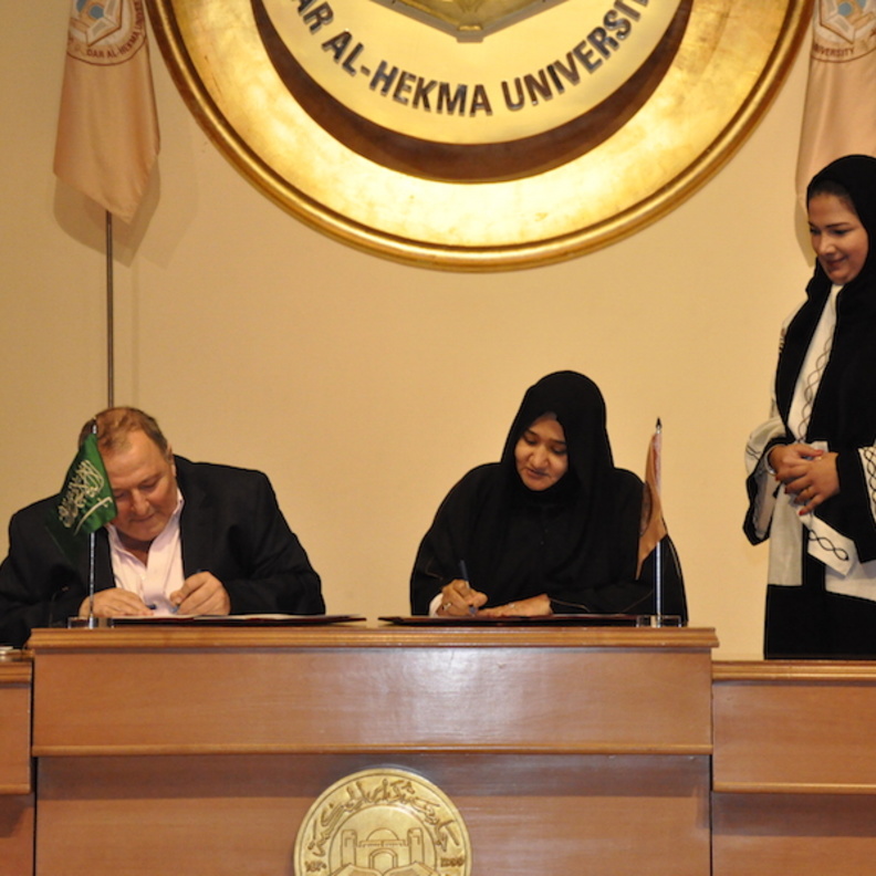 د.سهير القرشي وعدنان الكاتب يوقعان الاتفاقية