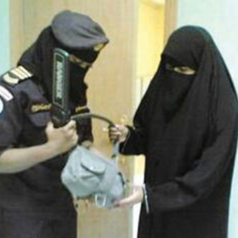 مهام متعددة للعسكريات السعوديات