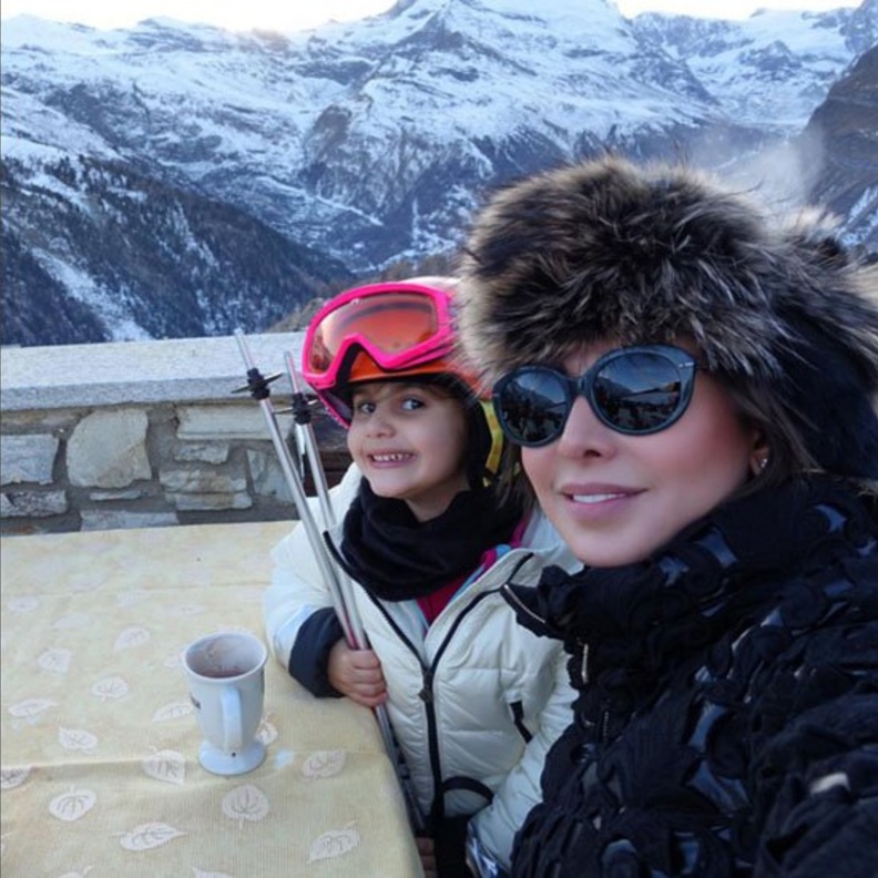 جويل ماردينيان مع ابنتها تستجمان على الثلوج