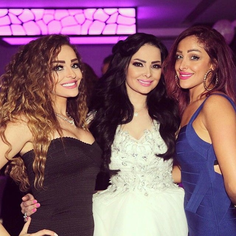 ديانا كرزون تتوسط شقيقتيها