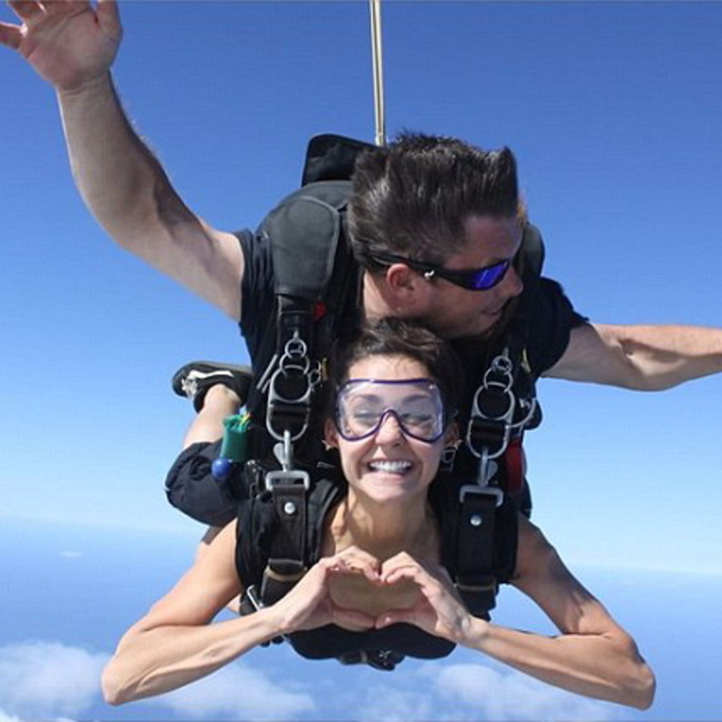 نينا دوبراف تحتفل بالعام الجديد بالقفز من الطائرة