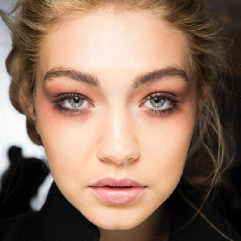 أناقة البني مع رموشك المشرقة